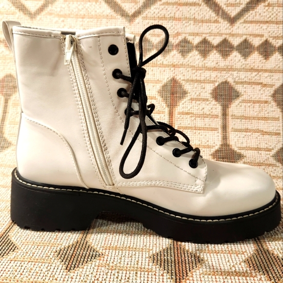 - Madden Girl Carra Lace-Up Lug Sole Combat Boots Size 10 Color White Wome… - Picture 2 of 4